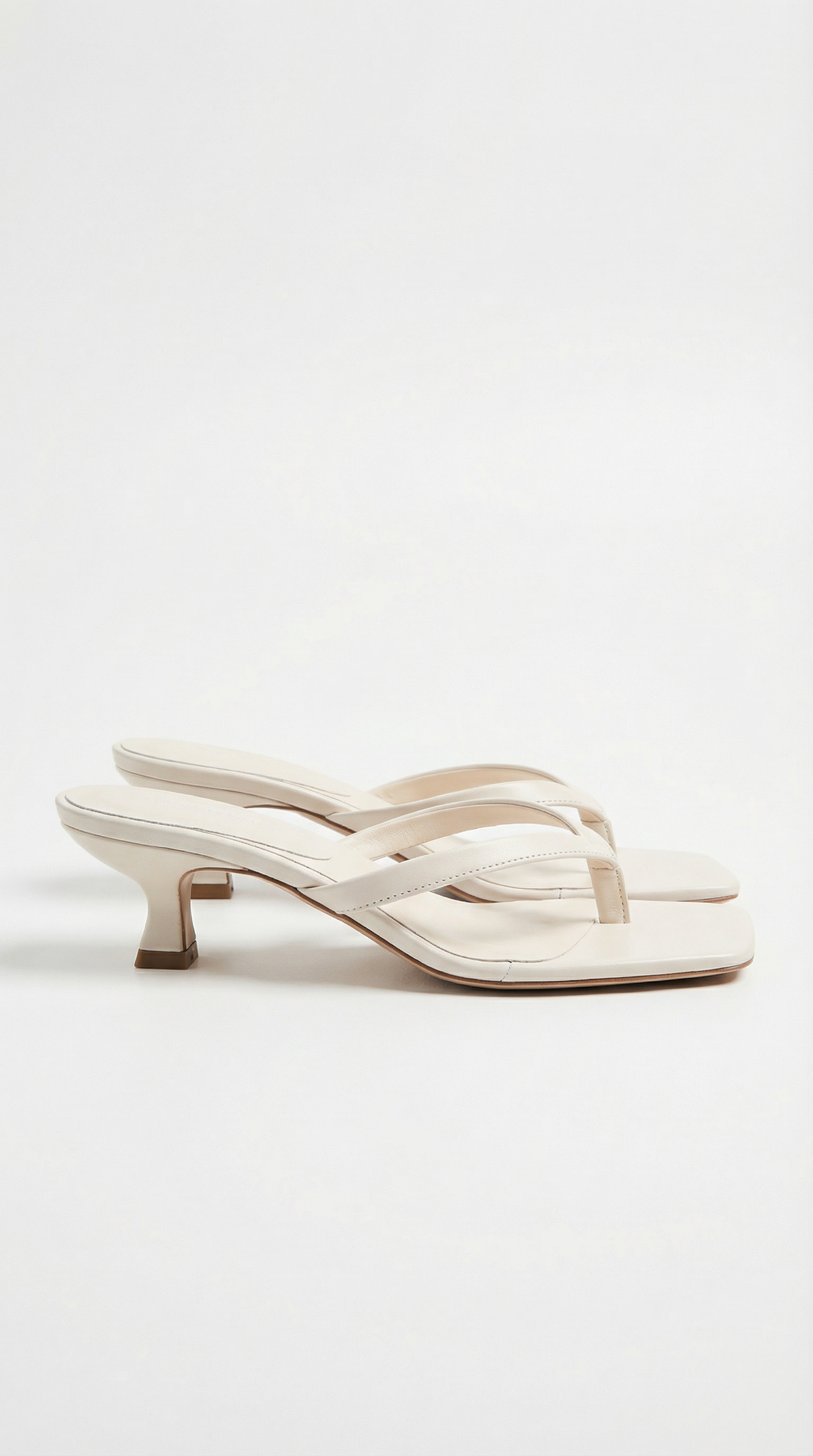 Sandalias de tiras entre los dedos de Jessica con tacón bajo