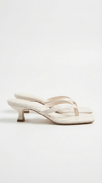 Sandalias de tiras entre los dedos de Jessica con tacón bajo