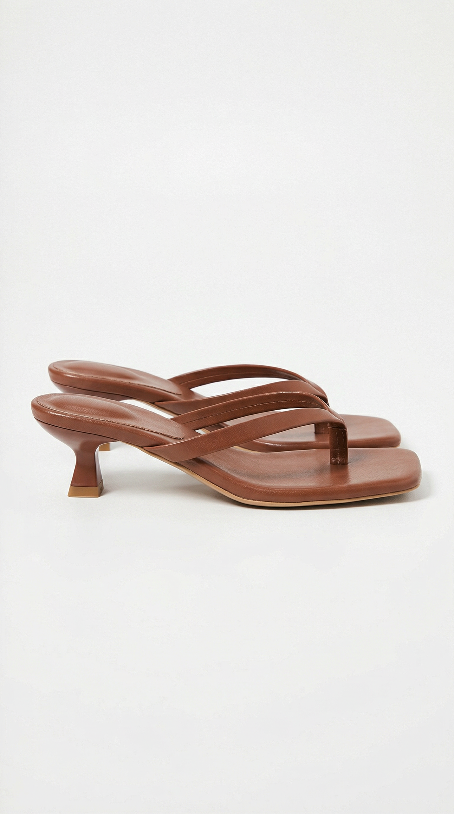 Sandalias de tiras entre los dedos de Jessica con tacón bajo