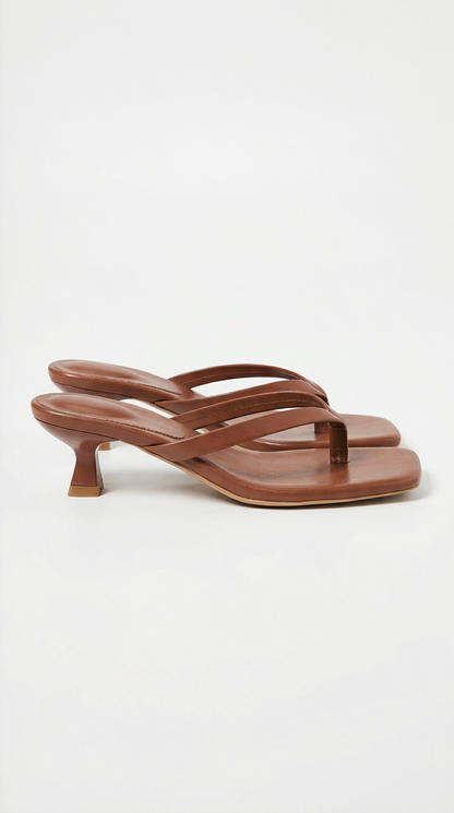 Sandalias de tiras entre los dedos de Jessica con tacón bajo