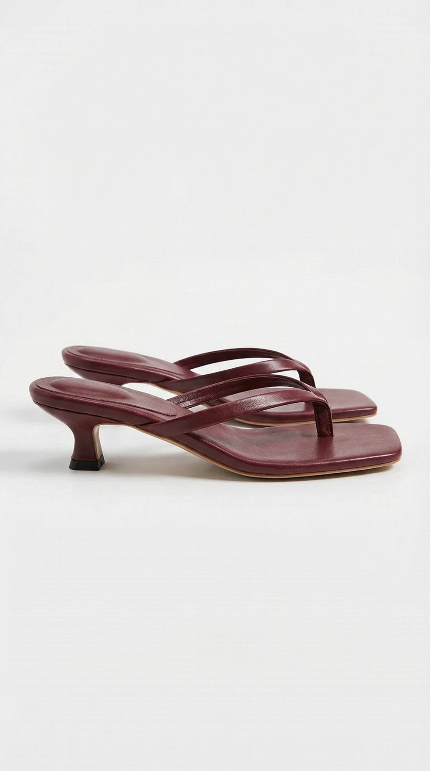 Sandalias de tiras entre los dedos de Jessica con tacón bajo