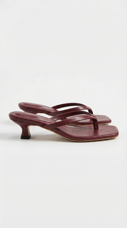 Sandalias de tiras entre los dedos de Jessica con tacón bajo
