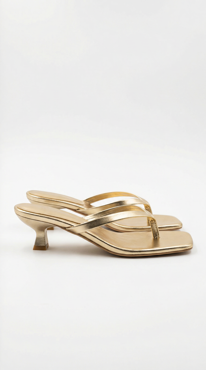 Sandalias de tiras entre los dedos de Jessica con tacón bajo