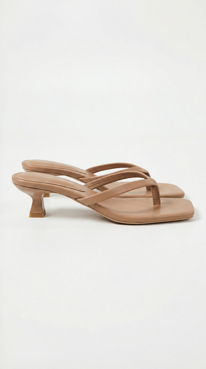 Sandalias de tiras entre los dedos de Jessica con tacón bajo